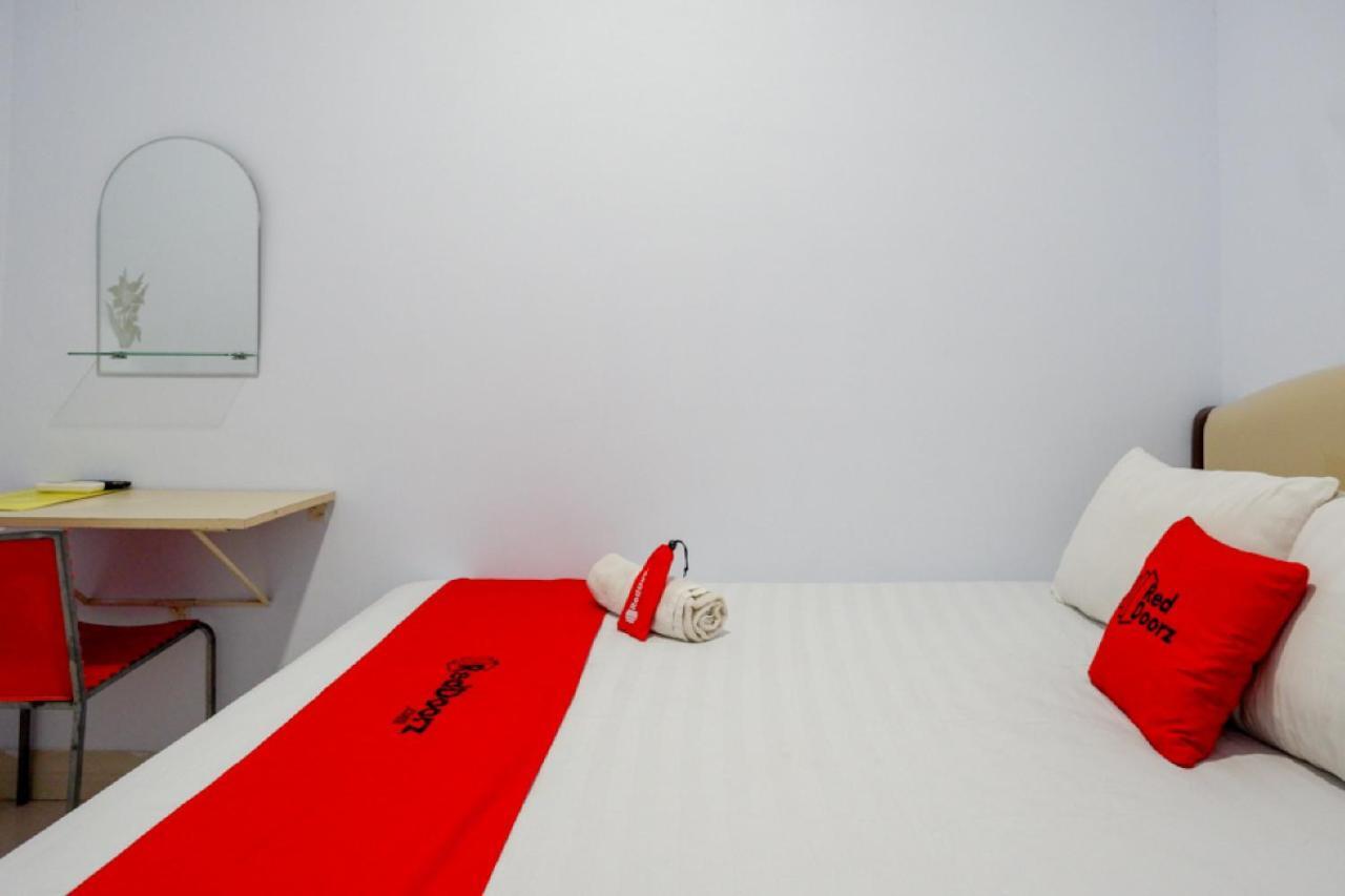 RedDoorz @ Hotel Bravo Pantai Kamali Bau Bau Baubau Exterior foto