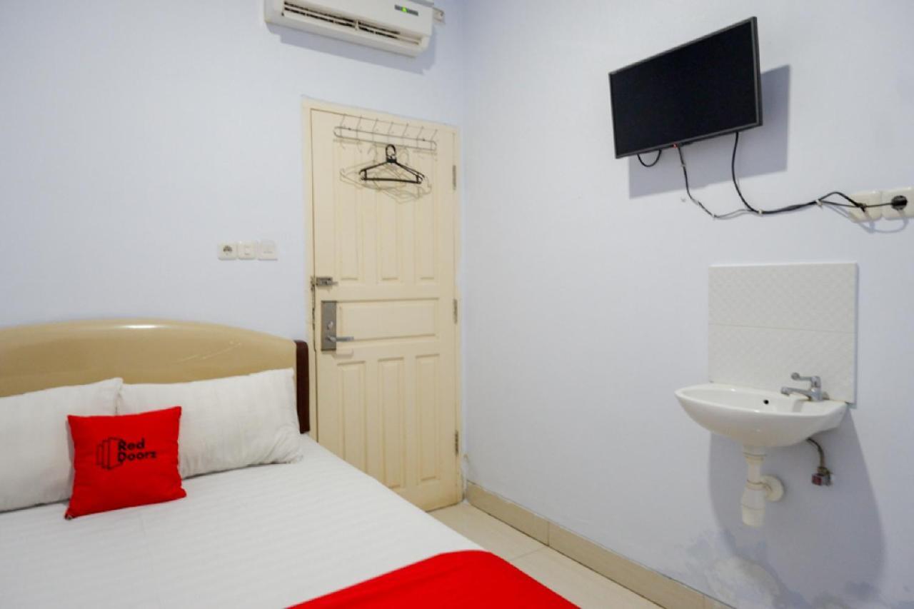 RedDoorz @ Hotel Bravo Pantai Kamali Bau Bau Baubau Exterior foto
